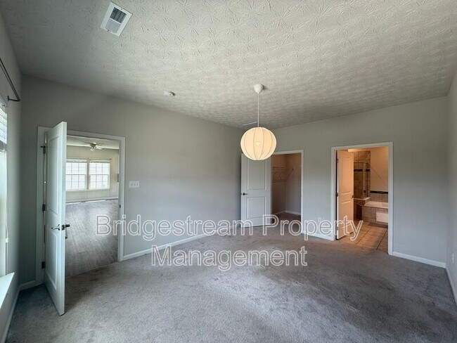 Building Photo - 2194 Schmidt Dr W
