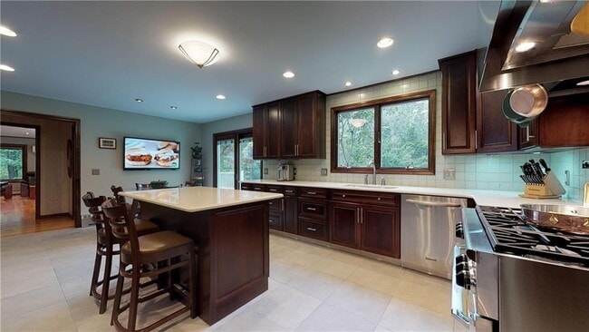 Building Photo - 48 St George Ct