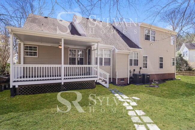 Building Photo - Easy living in this 4 BR, 2.5 BA home