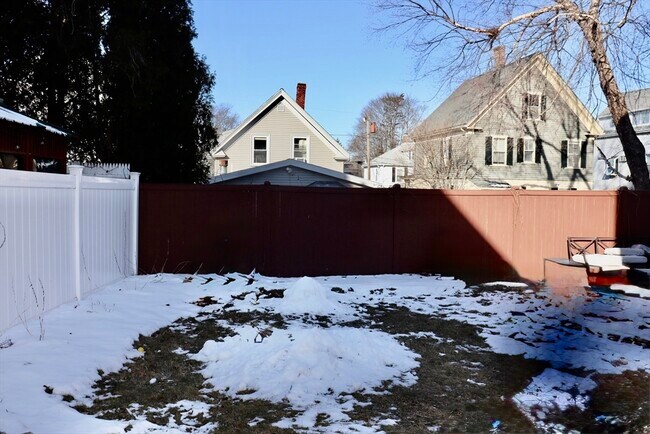 Building Photo - 10 Cushing St