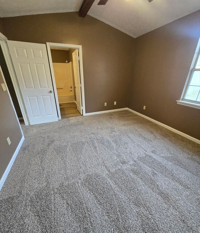 Building Photo - FRESHLY UPDATED TOWHOME.