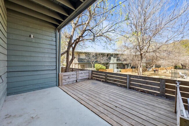 Building Photo - 1304 Mariposa Dr