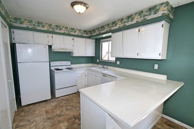 Building Photo - 3 Bedroom condo in quiet community!