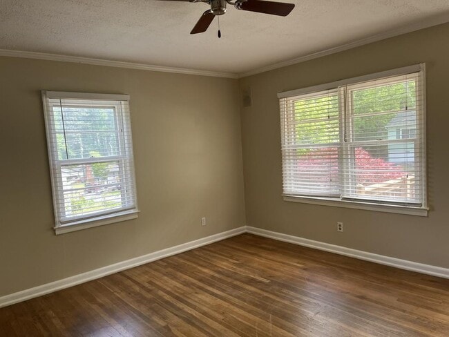 Building Photo - 549 Alpine Way