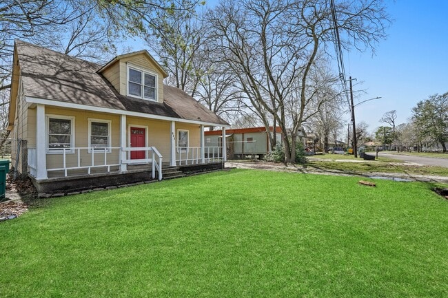 Building Photo - 205 Stimpson St