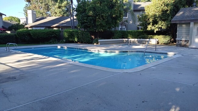 Building Photo - Large 2-story 2 Bedroom Townhouse w/Garage...