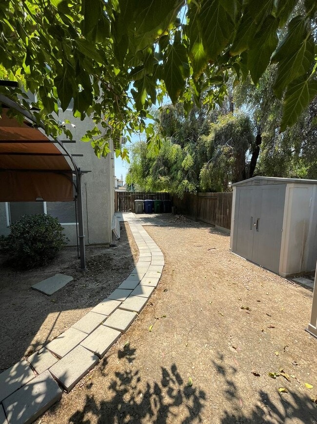 Building Photo - Spacious & Elegant 6-Bedroom, 3.5-Bath Hom...