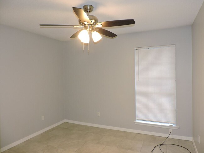 Building Photo - Convenient Northeast location!