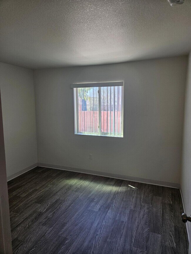 Building Photo - 1241 E Cinnabar Ave