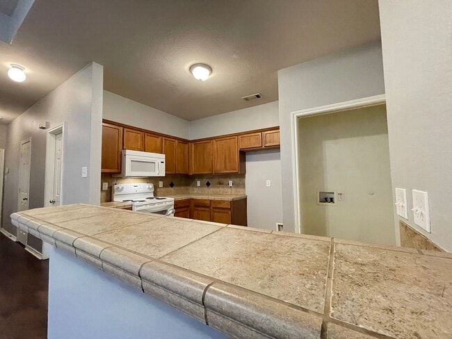 Building Photo - 3/2 Duplex with Garage