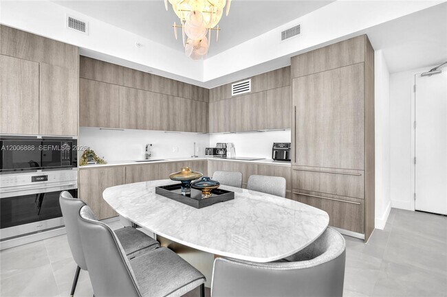 Building Photo - 17550 Collins Ave