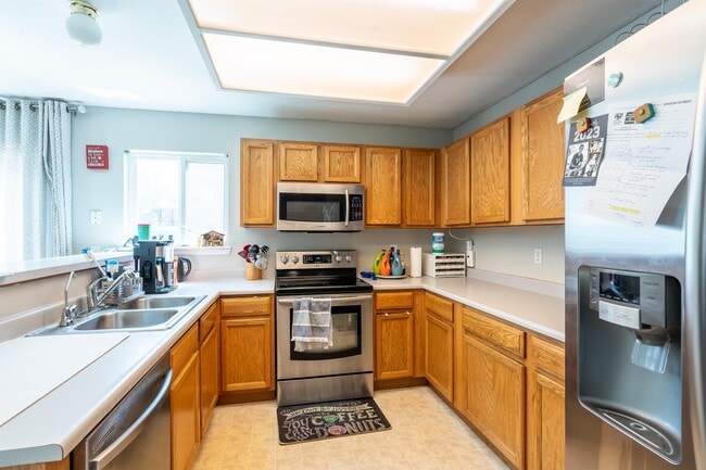 Building Photo - 857 Regent Ct