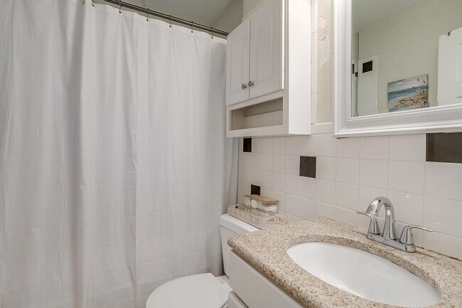 Building Photo - Classic 4 Bed, 2 Bath Home in the Heart of...