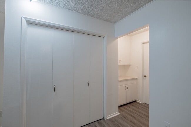 Building Photo - Spacious 1 bed 1 bath apartment in Santa Monica! ** 1 GARAGE PARKING SPACE INCLUDED!**