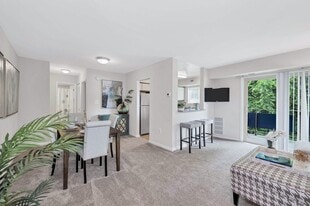 Building Photo - Margate Manor