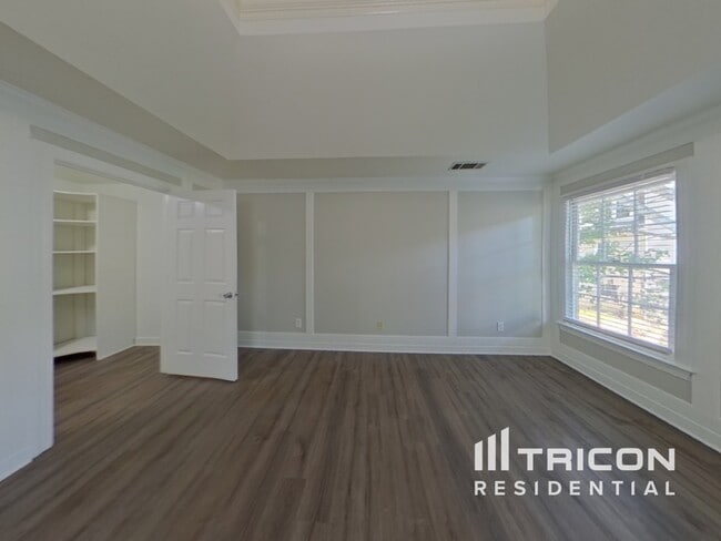Building Photo - 5630 Vicarage Walk