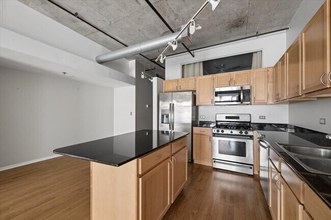 Building Photo - 933 W Van Buren St