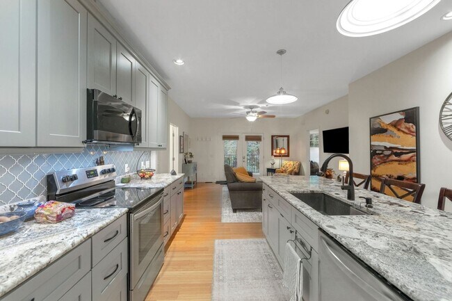 Building Photo - Charming 2BR Condo in Asheville