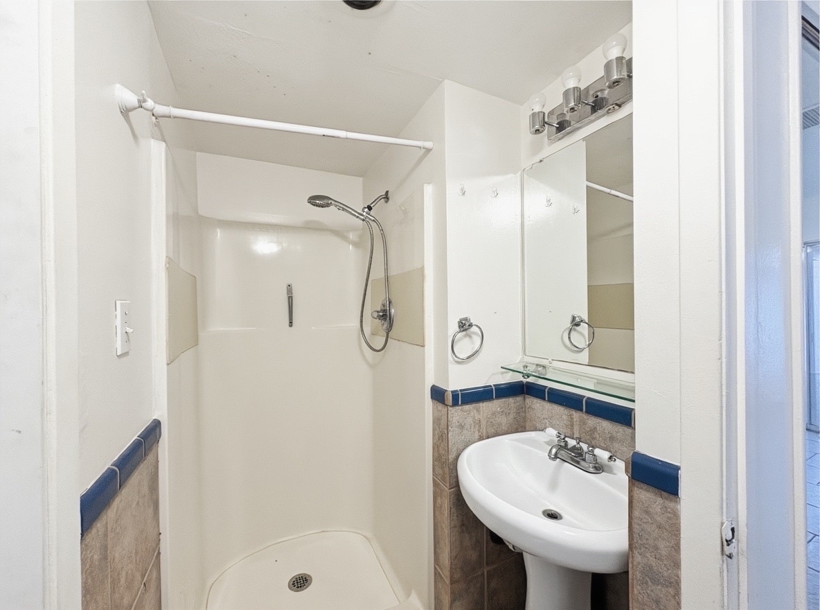 Building Photo - 2715 E Glenrosa Ave