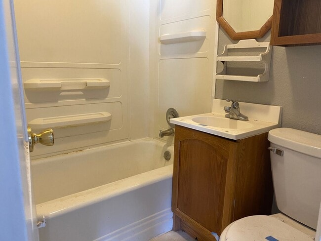 Building Photo - 2 Bedroom, 1 Bathroom House for Rent-820 Adrian