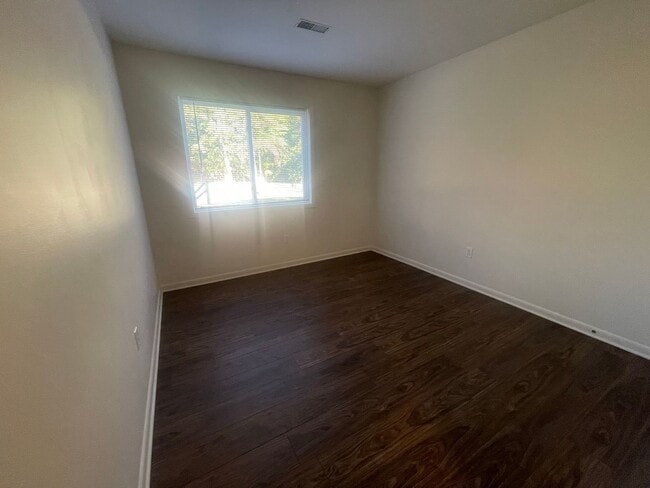 Building Photo - Condo in Raleigh Woods Available NOW!