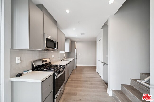 Building Photo - 1223 Hayworth Ave