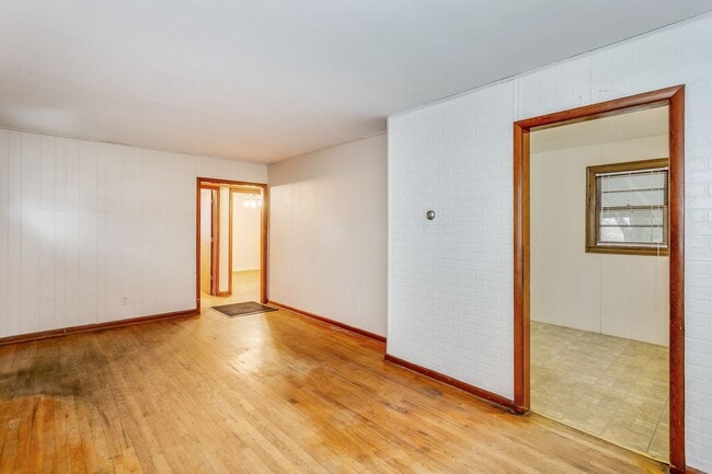 Building Photo - Pet Friendly Home with TONS OF YARD!