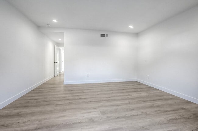 Building Photo - Beautifully remodeled single-story home in the heart of Solana Beach!