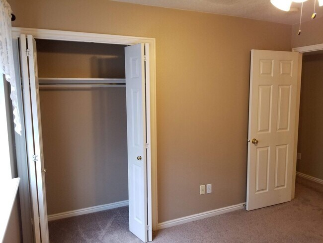 Building Photo - 3 Bed, 2 Bath in Orem - with pool access!