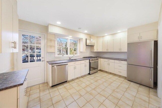 Building Photo - 3 Lakeview Ave