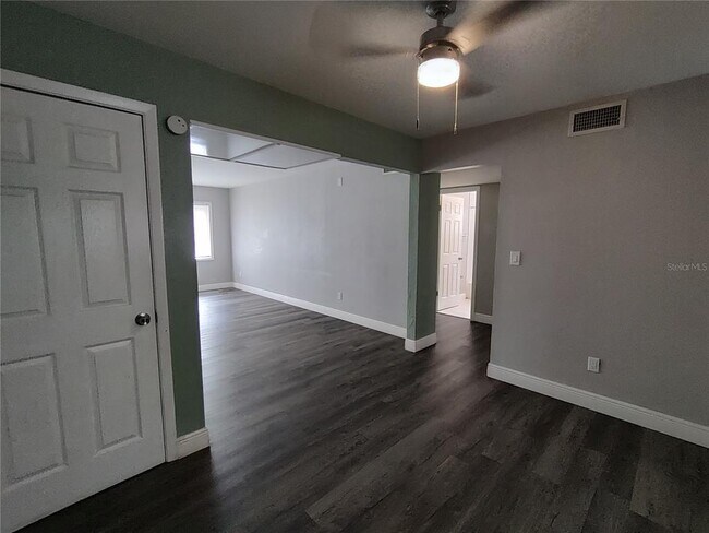 Building Photo - 320 W Howry Ave