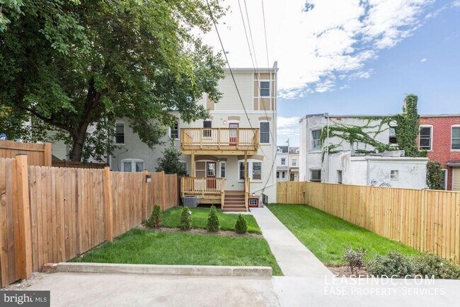 Building Photo - 547 Park Rd NW