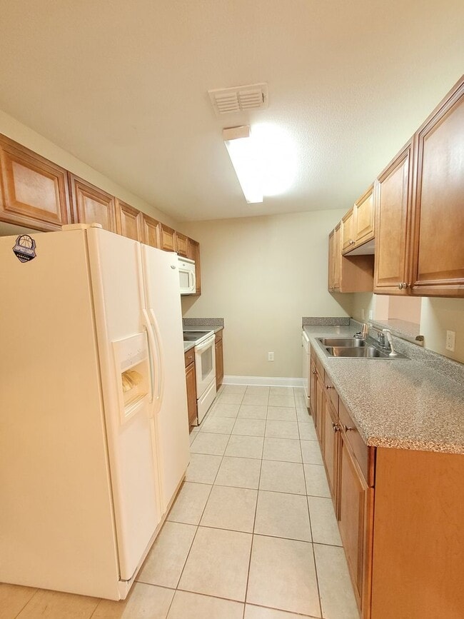 Building Photo - 803 Majestic Dr