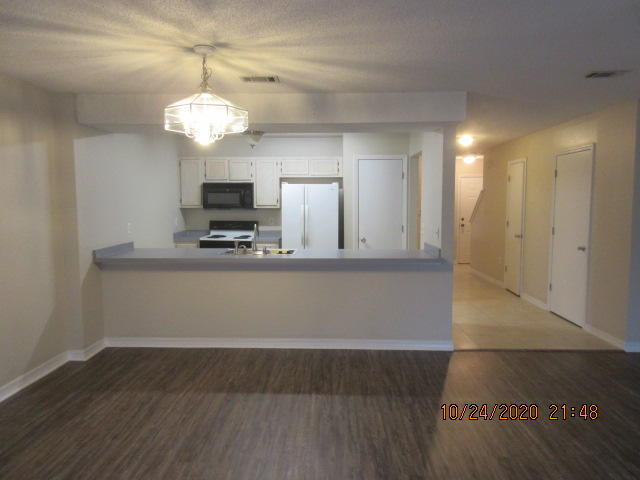 Building Photo - 1833 Whispering Oaks Ln