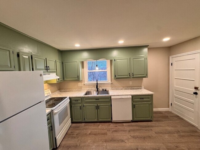 Building Photo - 34 Gates Ln