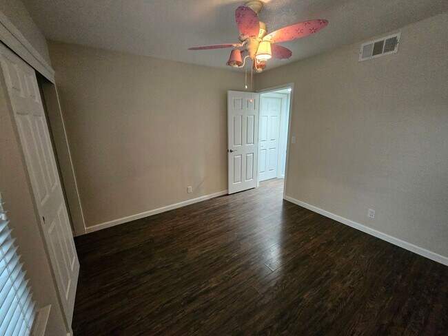 Building Photo - Beautiful 2 Bed Condo