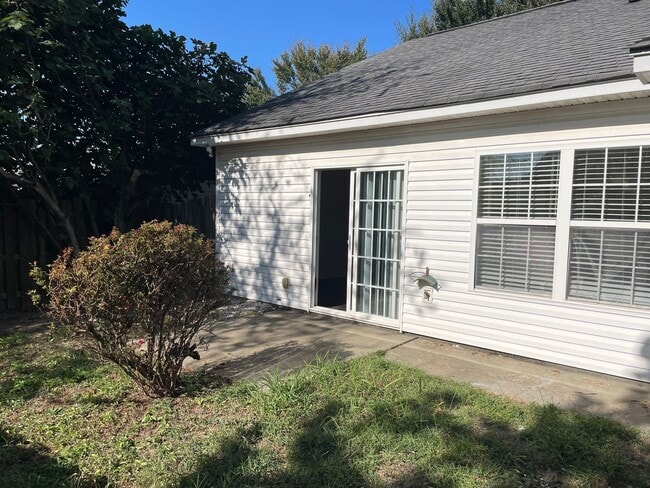 Building Photo - Cozy Two Bedroom Condo Close to Ft. Jackson!