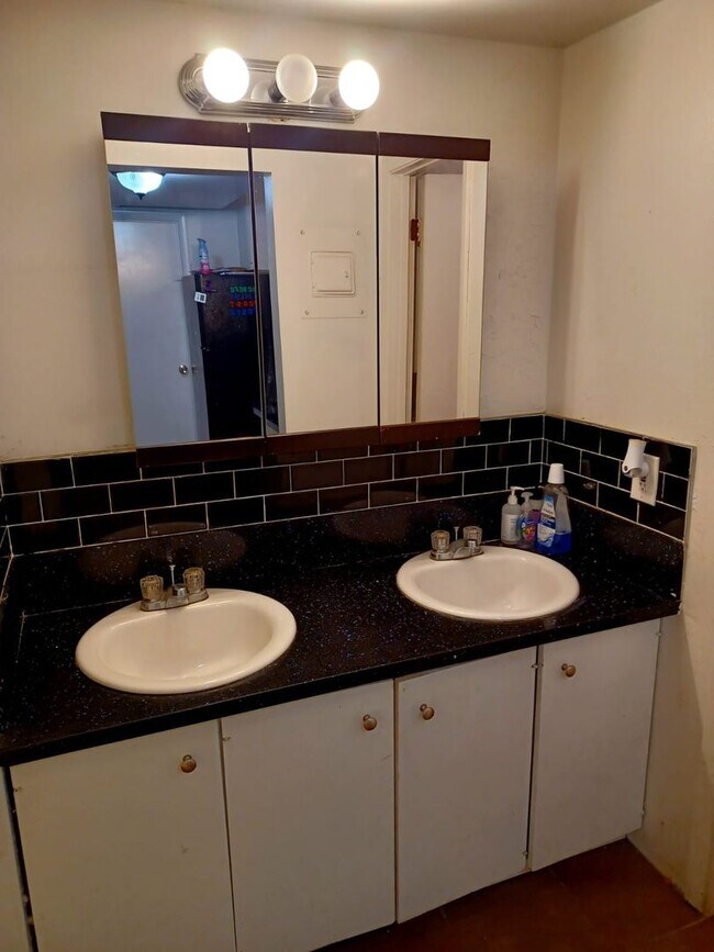 Building Photo - Nice Private Guy Room Downtown