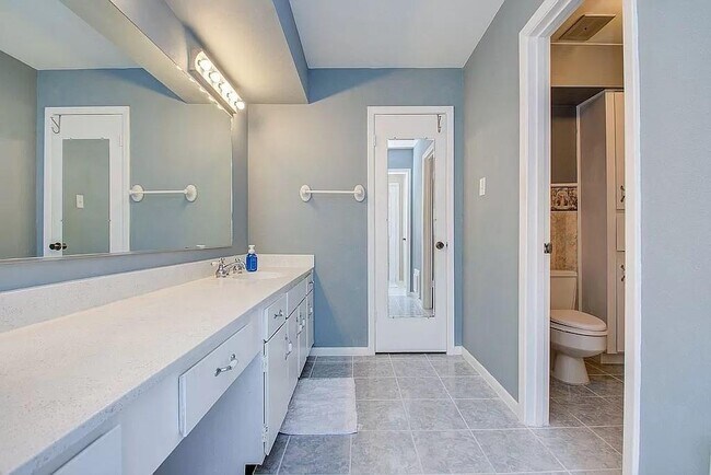 Building Photo - 2722 N Doral Dr