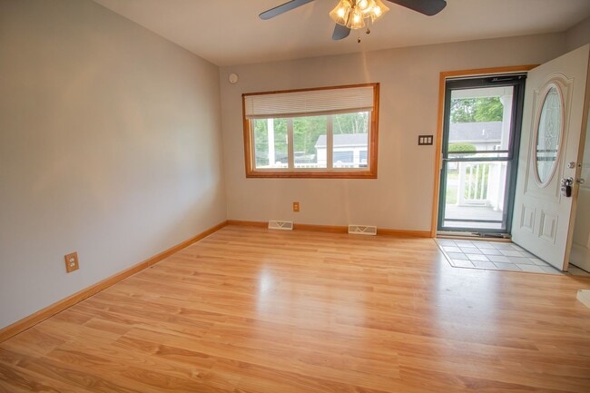Building Photo - Most sought after Woodlawn area. 2BR 1BA