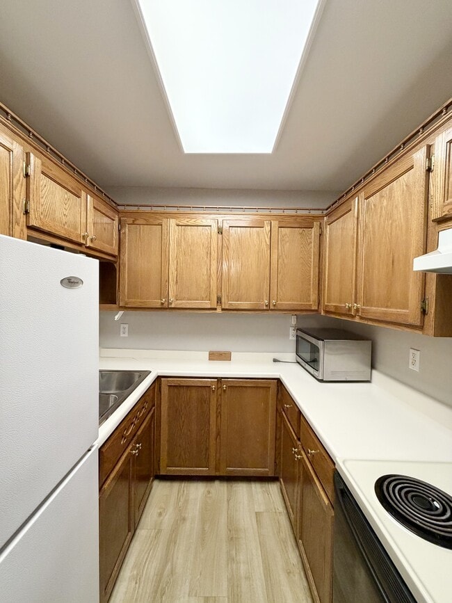 Building Photo - 305 Lake St