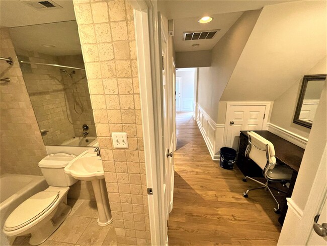Building Photo - Private 1 Bedroom/1 Bath