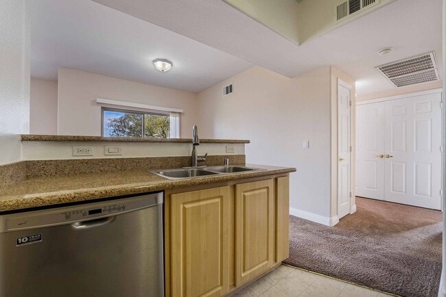 Building Photo - Beautiful Condo with Spacious Layout!