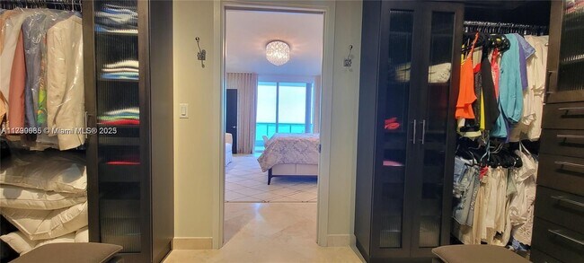 Building Photo - 1331 Brickell Bay Dr