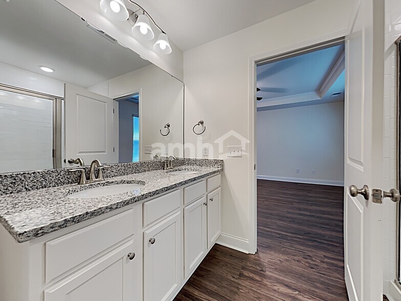 Building Photo - 507 W Lionel Rd