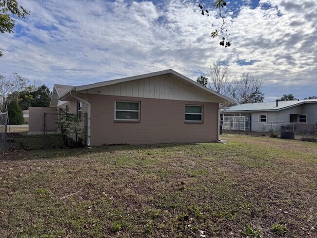 Building Photo - Charming 3/2 with Modern Updates