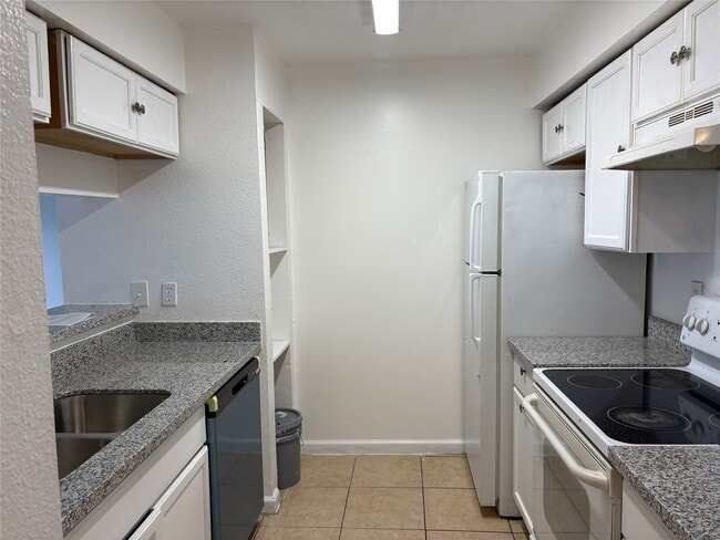 Building Photo - 7200 Clarewood Dr