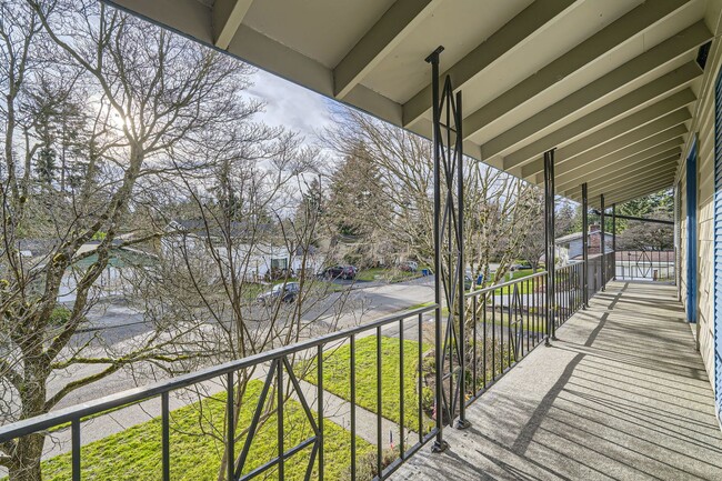 Building Photo - Gorgeous 2-Story Bellevue Home w/ Attached...