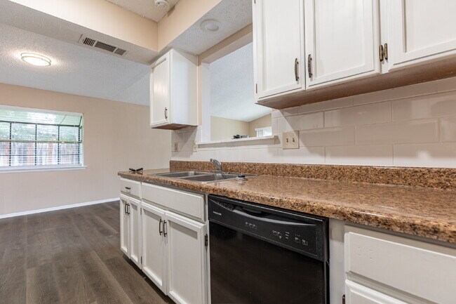 Building Photo - 5814 Pineway St