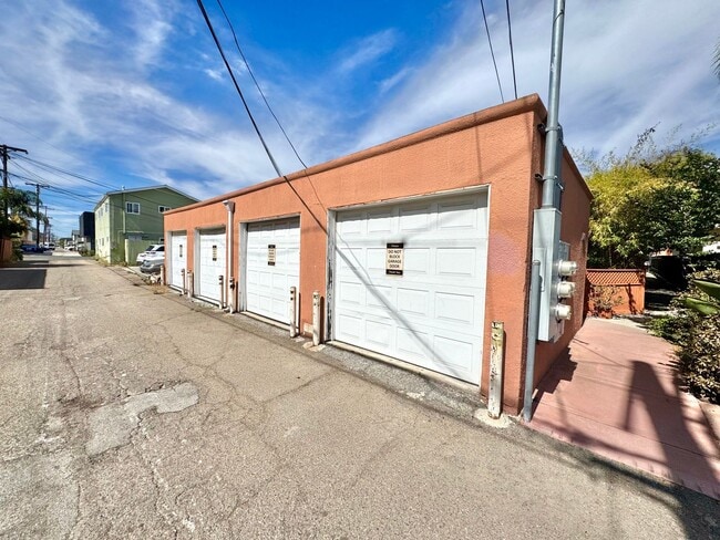 Building Photo - Cute North Park Bungalow! 2bd/1ba, 1 car garage, AC, W/D in-unit, fenced yard!